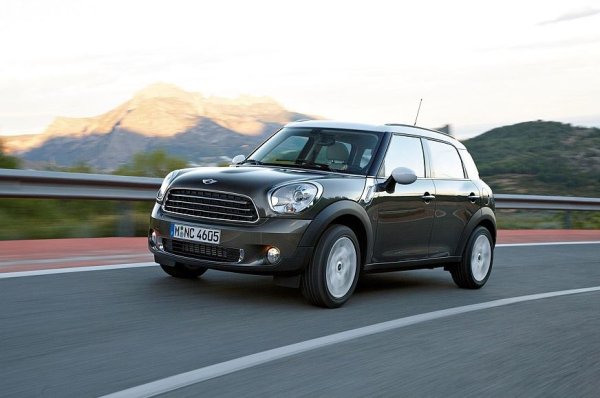 Ясно е, че е трудно да се намери по-привлекателна и разпознаваема кола: дизайнът ѝ е наред. Поне отвън. Вътре стилът надделява над здравия разум, което води до посредствена ергономия. Но може ли истинската любов да бъде унищожена от изкривени подлакътници, липса на видимост и нечетлив, но изключително ефективен скоростомер? Разбира се, че не.

Mini има своите силни страни. Държи се много добре, по-голям е отвътре, отколкото отвън и в крайна сметка се разпознава. А при някои версии (с двигател с 218 к.с.) е и адски бърз. И като цяло е готин. Но само на пръв поглед. 
